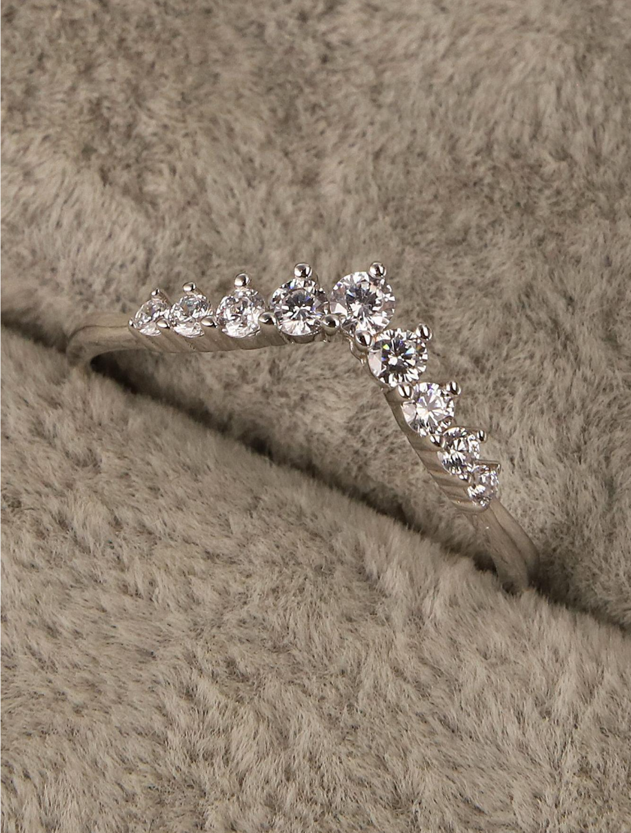925 Sterling Silver V-Shaped Crown Diamond Band Ring for Women (Silver)
