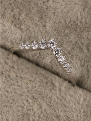 925 Sterling Silver V-Shaped Crown Diamond Band Ring for Women (Silver)