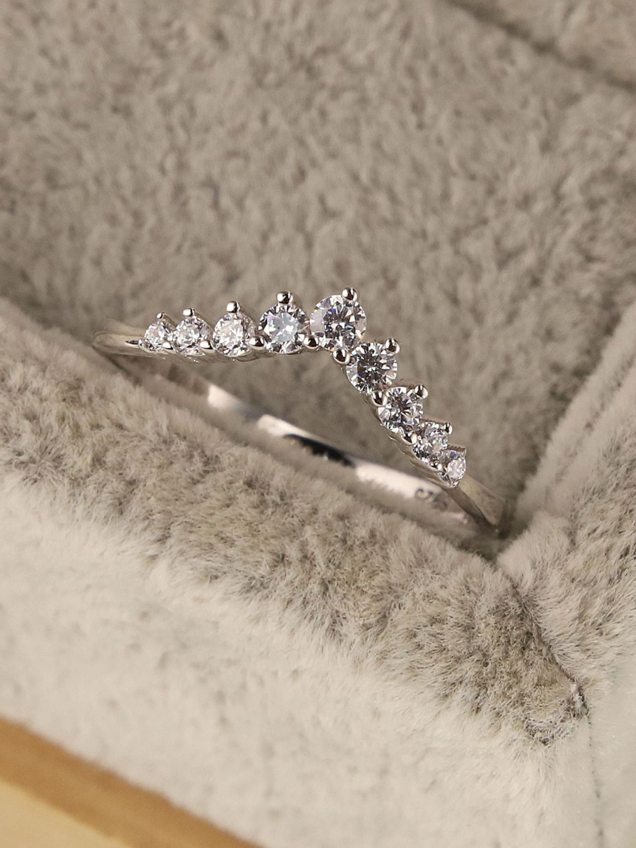 925 Sterling Silver V-Shaped Crown Diamond Band Ring for Women (Silver)