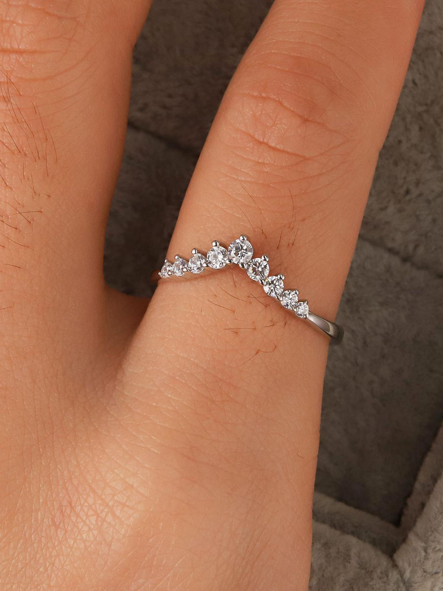 925 Sterling Silver V-Shaped Crown Diamond Band Ring for Women (Silver)